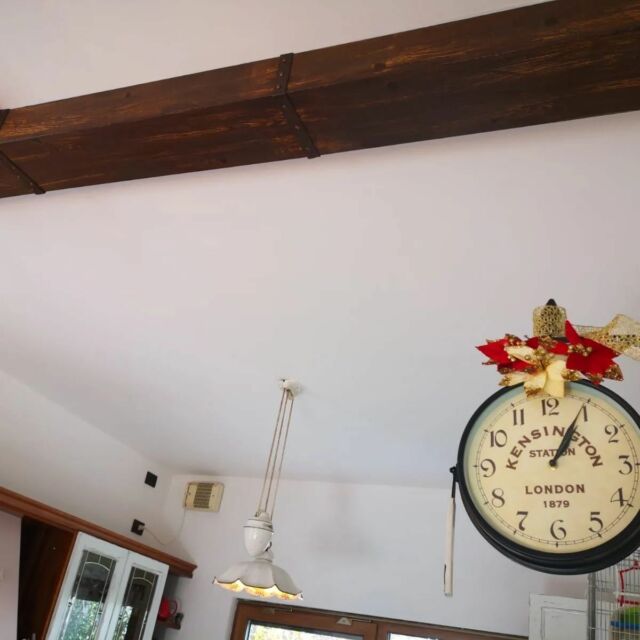 Ogni traccia a muro scompare con i nostri rivestimenti realizzati su misura
#travi #traviavista #effettolegno #legno #beams #fintetraviinlegno #travifintolegno 
#olmo #restylinghome #homedecor #homedesign #homesweethome